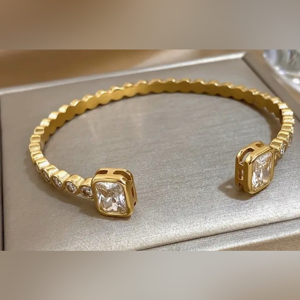 Elegant Gold plated Cable Bracelet w/ Swarovski Crystal Accents NWT gorgeous